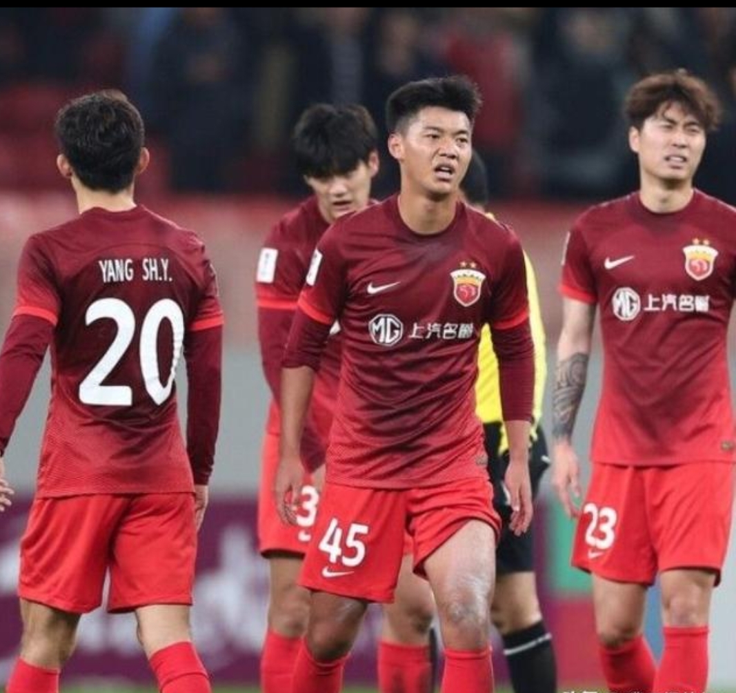 冲刺阶段亚冠焦点战；上海海港迎来里程碑；管理层满意；年轻球员得到机会的简单介绍