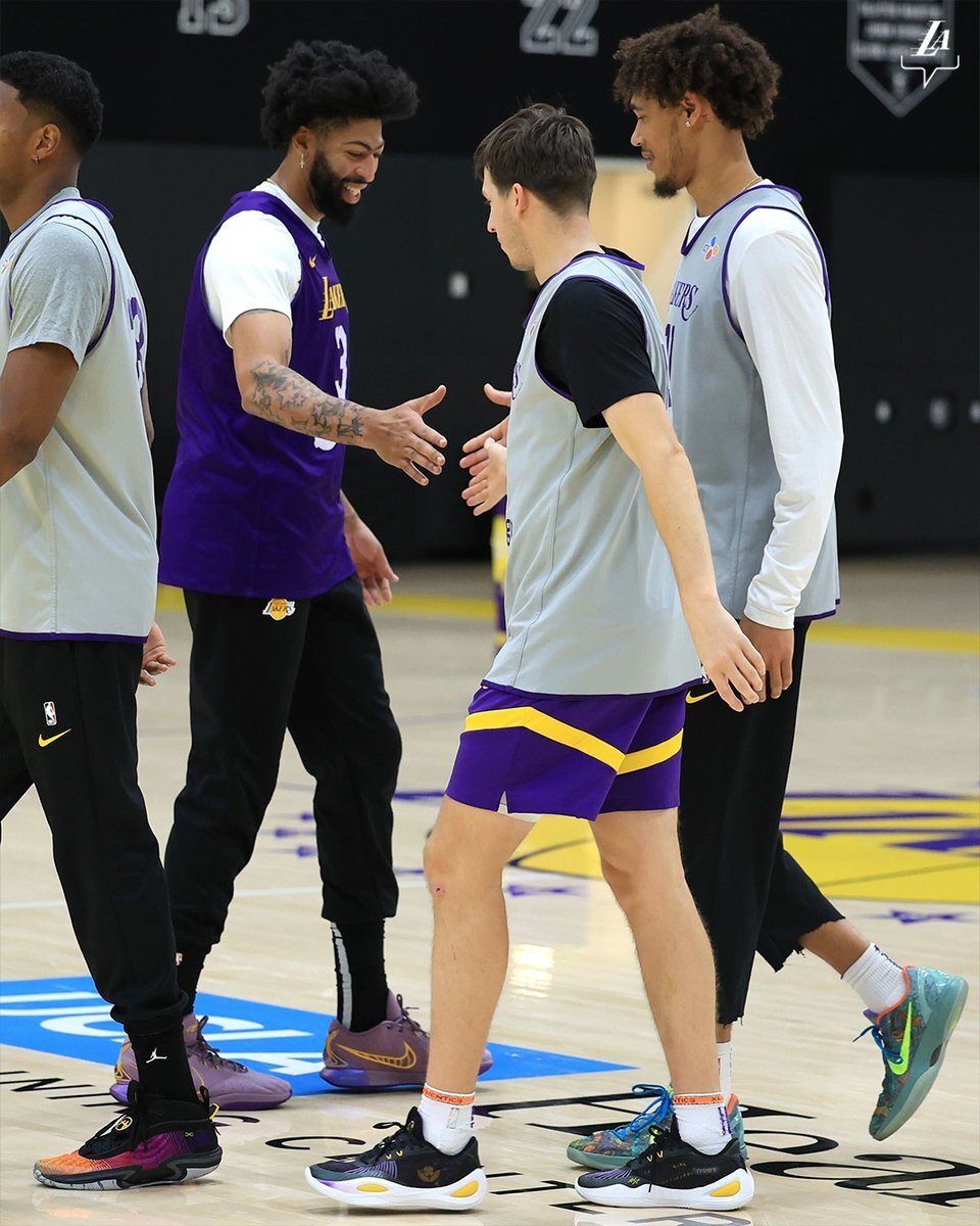 九游体育入口洛杉矶湖人刷新队史纪录备战NBA总决赛浓眉哥在巴黎圣日耳曼比赛中爆冷，连对手都承认：洛杉矶快船围绕法甲远射贴柱的简单介绍